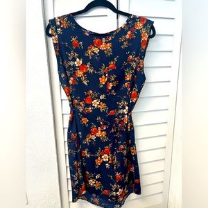 Médium, short sleeve blue/orange flower dress with breast pocket & rope sash